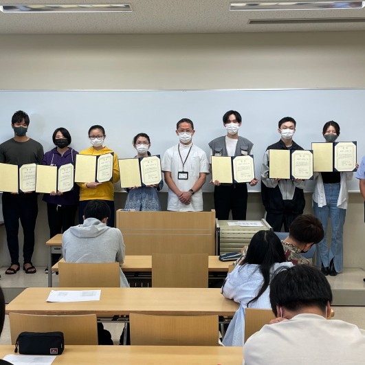 2021年度卒業研究発表会を開催、「理学療法研究」「理学療法演習」それぞれに優秀賞が授与されました。