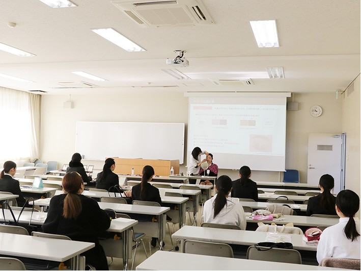 女子学生対象に「就職メイク講座」を開きました