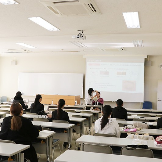 女子学生対象に「就職メイク講座」を開きました