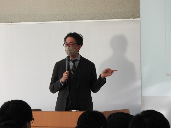 産業界との連携事業! 豊橋信用金庫事業支援部の西郷鎮廣次長、経営学科「経済学入門」で特別講義。