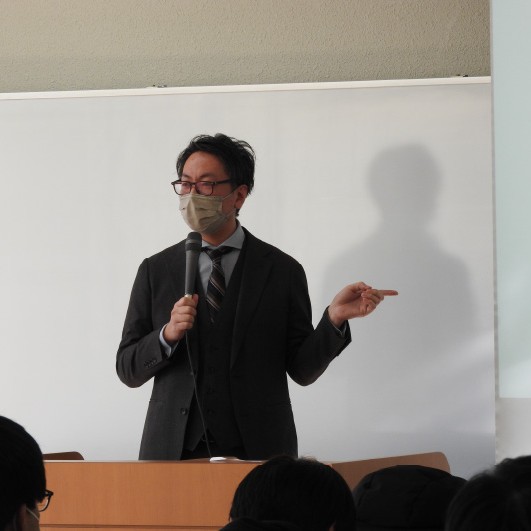 産業界との連携事業！ 豊橋信用金庫事業支援部の西郷鎮廣次長、経営学科「経済学入門」で特別講義。