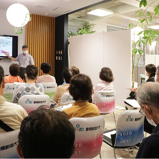 豊橋創造大学&サーラグループ連携事業 リビングサーラの「住まいるフェア」で、健康セミナー「自宅でできる介護予防体操」を実施