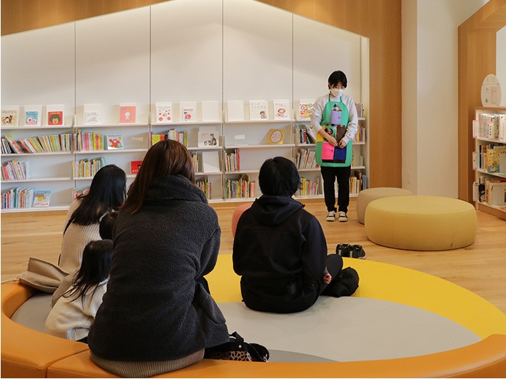 豊橋市まちなか図書館で幼児教育・保育科の学生たち(佐野ゼミの学生たち)がおはなし会で交通安全をテーマに公演をしました。