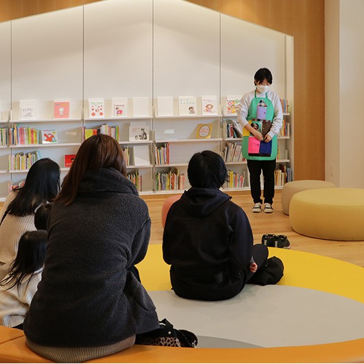 豊橋市まちなか図書館で幼児教育・保育科の学生たち(佐野ゼミの学生たち)がおはなし会で交通安全をテーマに公演をしました。