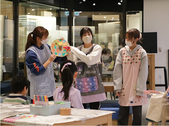 豊橋市まちなか図書館で、幼児教育・保育科の学生たちが「親子でつくろう!こうさくきょうしつ」を実施!