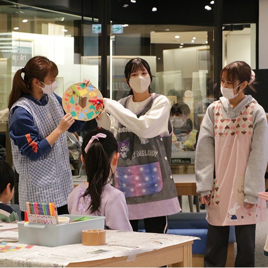 豊橋市まちなか図書館で、幼児教育・保育科の学生たちが「親子でつくろう！こうさくきょうしつ」を実施！