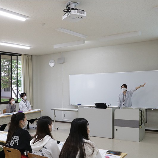 豊川市民病院若手事務職員、キャリアプランニング科学生に特別講義〔豊川市民病院との連携事業〕