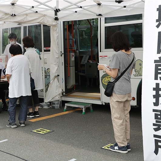 参院選で本学第２駐車場にバスを使った「移動期日前投票所」開設