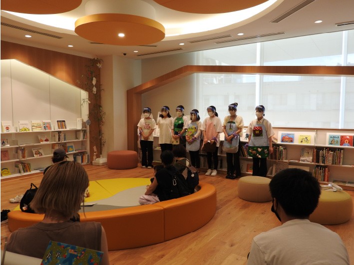 豊橋市まちなか図書館「おはなし会」で、幼児教育・保育科の学生たちが「エプロンシアター」を披露〔連携事業第2弾〕