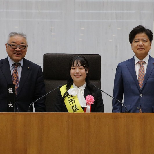 短期大学部幼児教育・保育科２年生の千葉李瑚さんが「一日市議会議長」を務めました