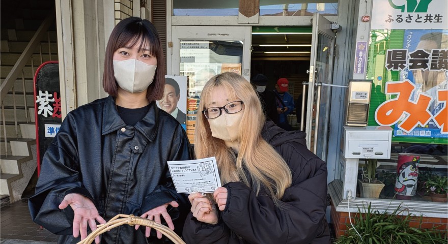 新城軽トラ市のスタッフとして活動している学生がインタビューをうけました（キャリアプランニング科井原ゼミナール）