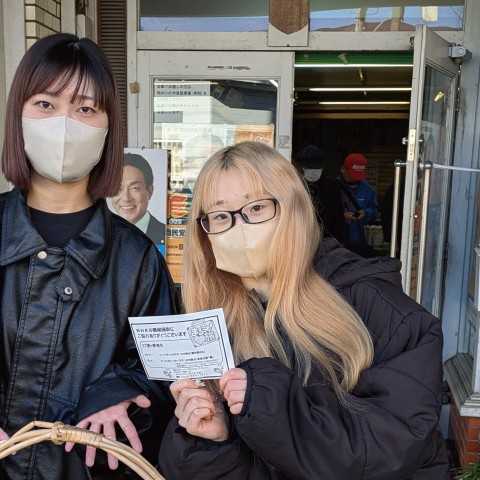 新城軽トラ市のスタッフとして活動している学生がインタビューをうけました（キャリアプランニング科井原ゼミナール）