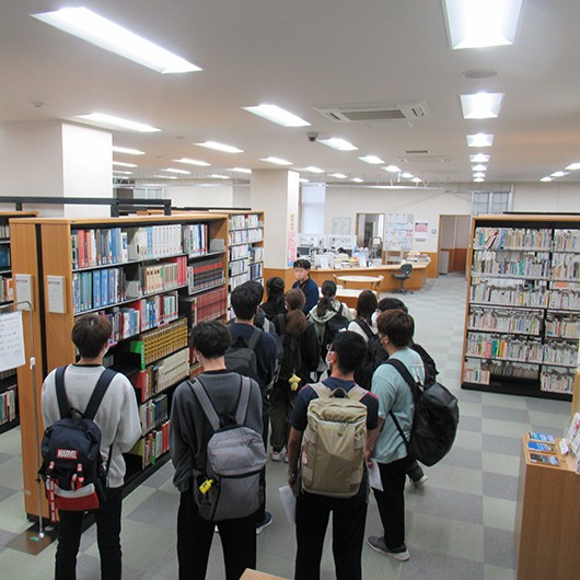 経営学科1年生に対する図書館利用案内ツアーを実施しました