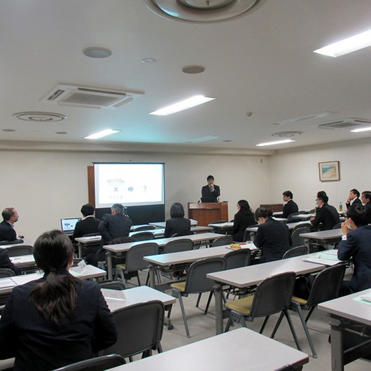 第30回地域関連研究発表会で経営学部の学生が研究発表を行いました