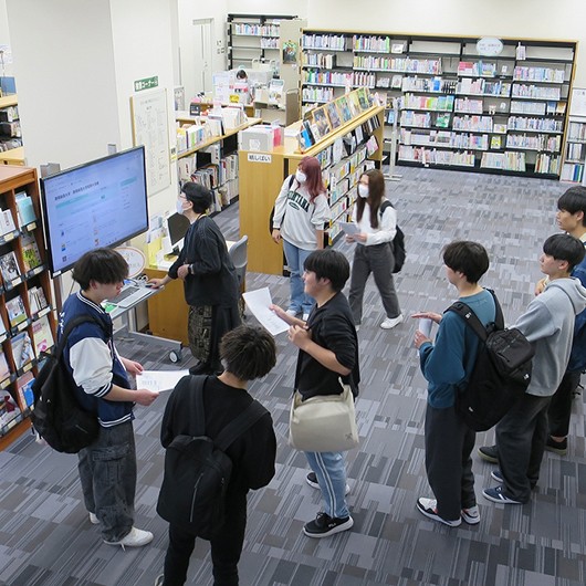 経営学科1年生対象の図書館利用案内ツアーを実施しました