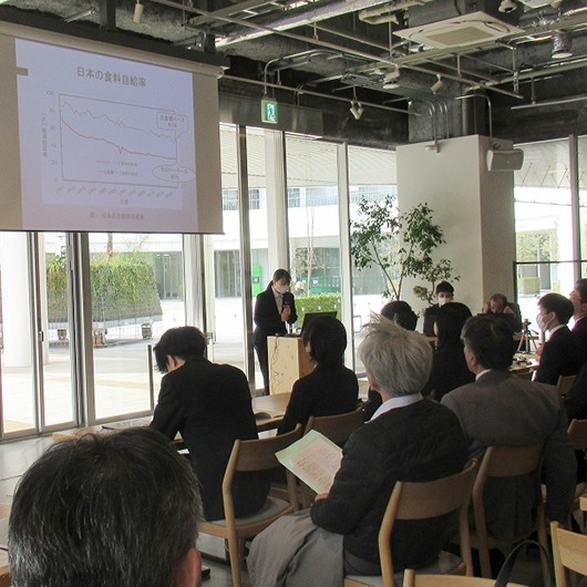 第31回地域関連研究発表会で経営学部の学生が研究発表を行いました