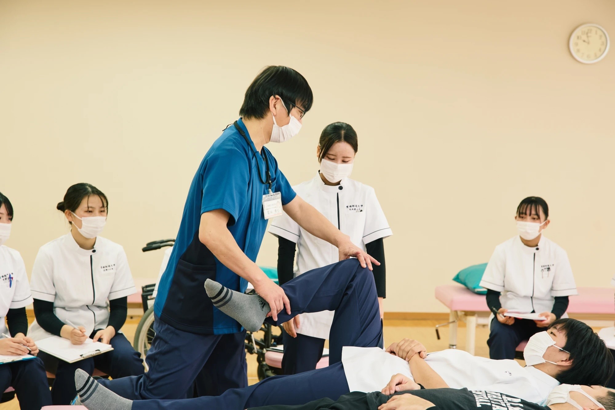 実技を練習している実習の風景