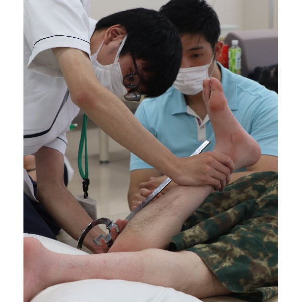 理学療法学科3年生が、患者様2名を講師としてお迎えし実習を行いました！