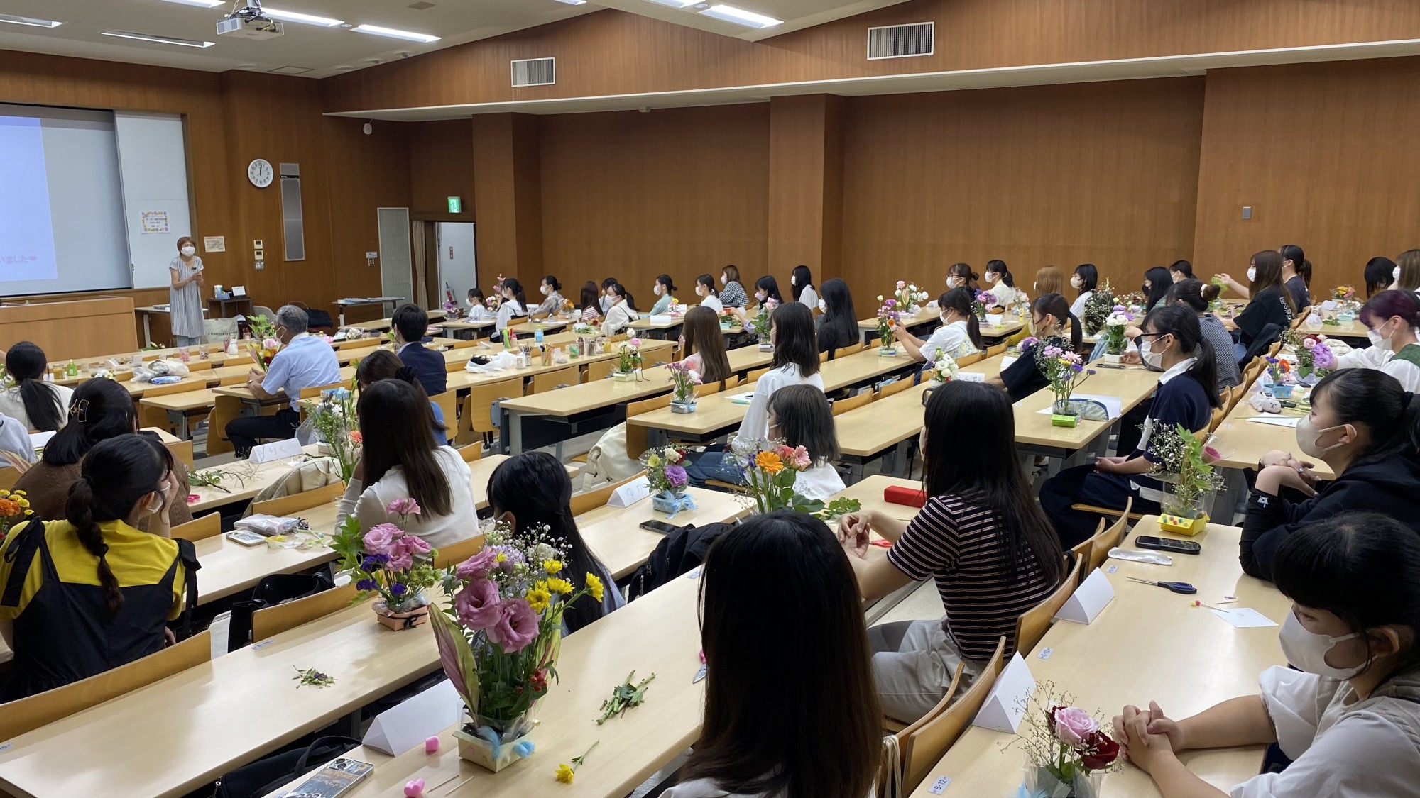 お花の心理学を全員で体験しました（キャリアプランニング科）