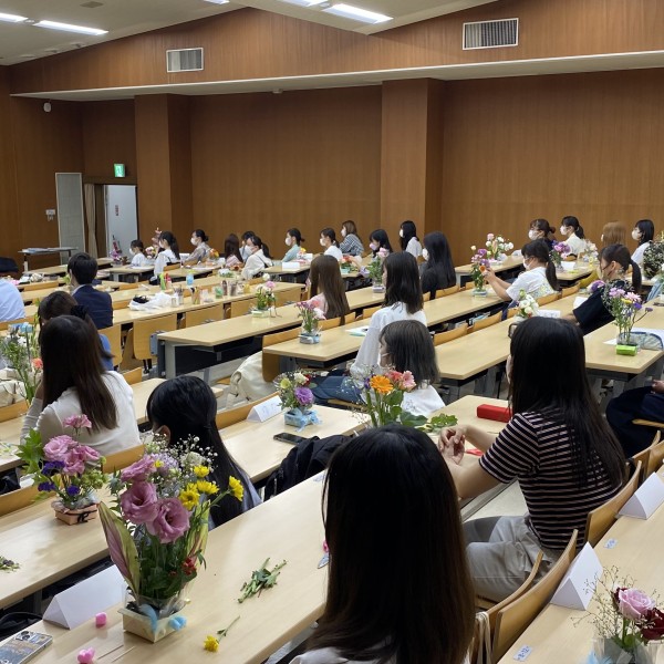 お花の心理学を全員で体験しました（キャリアプランニング科）