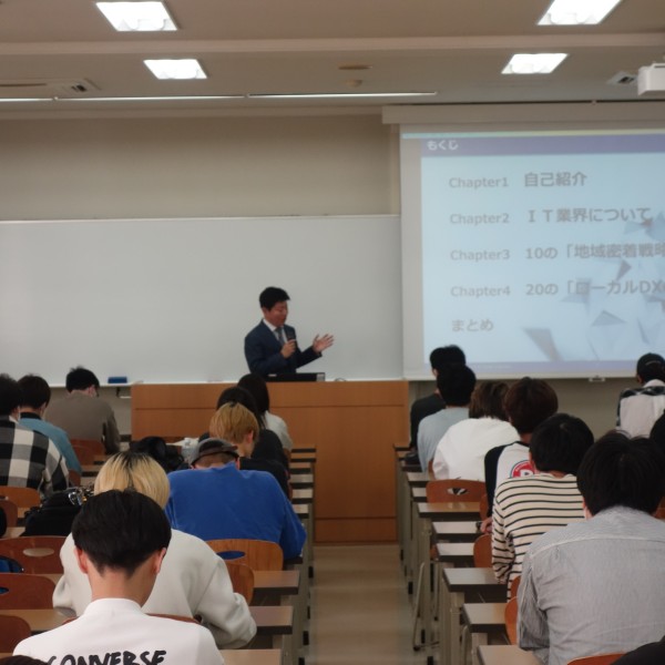 外部講師から学ぶ「経営ビジネス講座」(経営学部)で、豊橋市に拠点を構えるシステム開発企業のトップに講演していただきました。