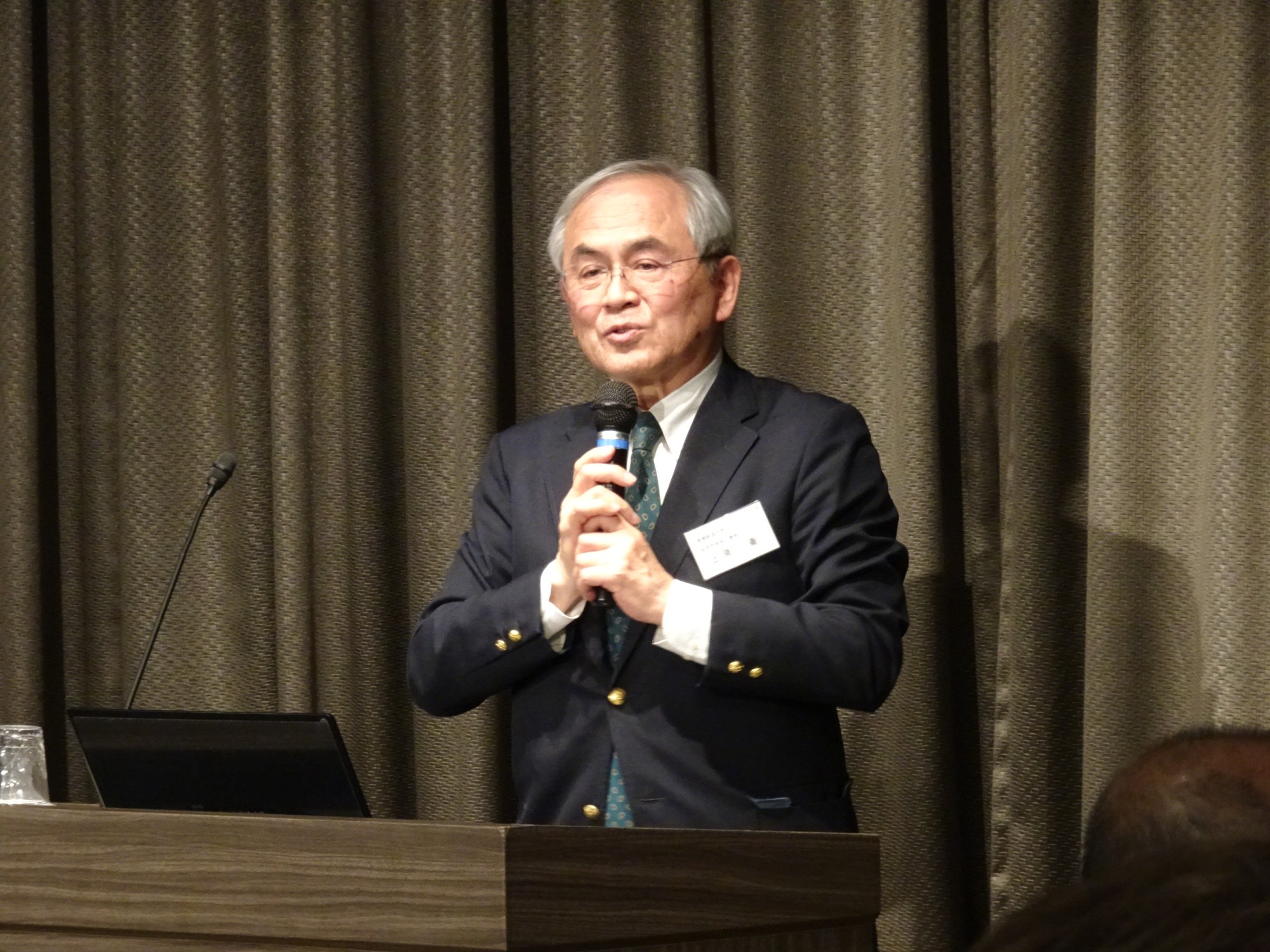 東三河懇話会第497回産官学交流サロンで経営学部長の上原衞教授が講演しました