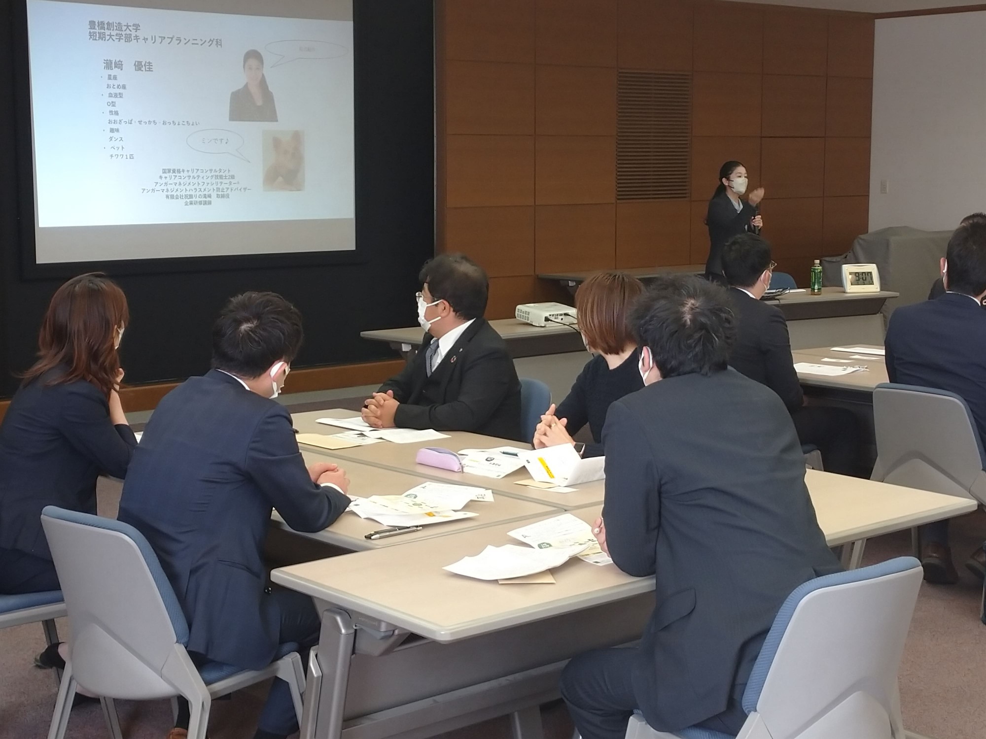 キャリアプランニング科の瀧﨑優佳准教授が豊橋信用金庫の研修会講師を務めさせていただきました。
