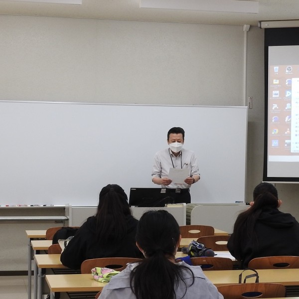 豊川市民病院で実際に事務職に従事している方々からの特別講義(キャリアプランニング科)
