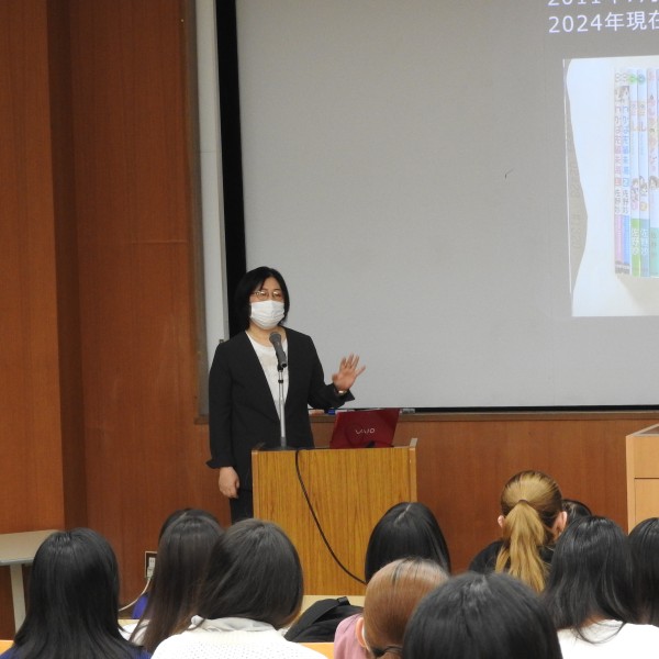 「だもんで豊橋が好きって言っとるじゃん」の著者、佐野妙さん(漫画家)の特別講義を開催(キャリアプランニング科)