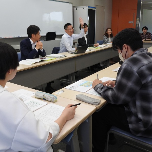 サーラグループから総務部長らをお招きして、プロジェクト実習「財務報告研究プロジェクト」によるインタビューを行いました。(経営学科)