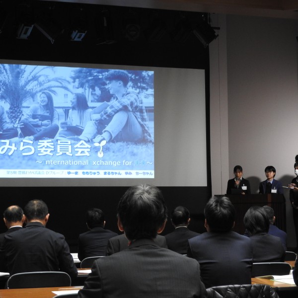 「豊橋わかば議会」政策提案発表会で豊橋市を良くするための政策を発表(キャリアプランニング科)