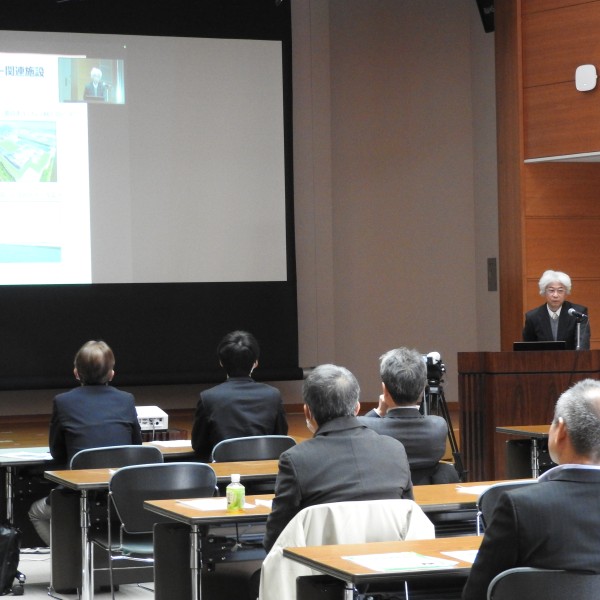 脱炭素普及啓発セミナーで経営学科の見目喜重教授が講演
