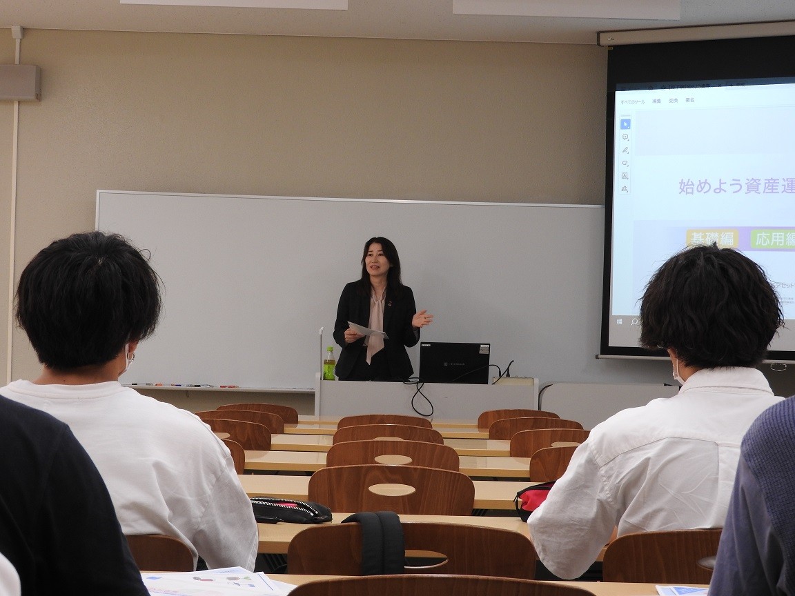 社会の第一線で活躍する方による特別講義「貯蓄から投資へ」を実施(経営学部)