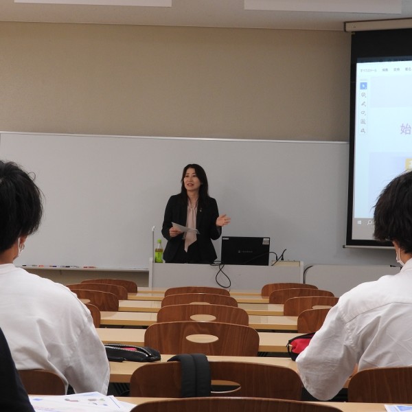 社会の第一線で活躍する方による特別講義「貯蓄から投資へ」を実施(経営学部)