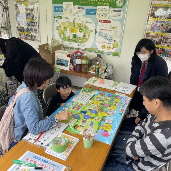 11月1日（土）に豊橋市役所で開催された豊橋市主催の「530のまち環境フェスタ」にキャリアプランニング科の瀧崎ゼミがSDGｓすごろくで出展しました。