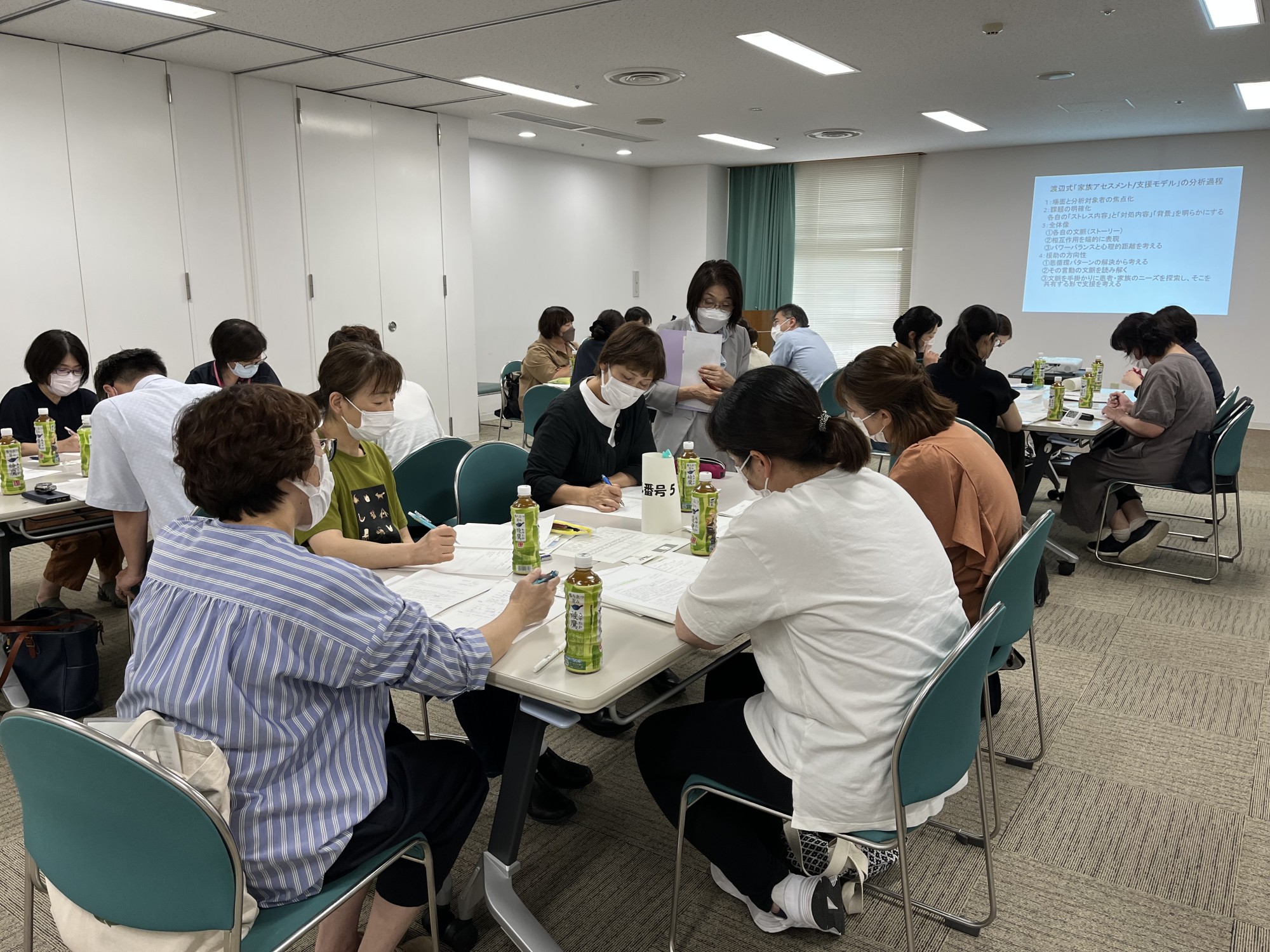 豊川市地域医療連携協議会の「市内病院看護管理者会」で保健医療学部看護学科長の蒔田寛子教授が講演!