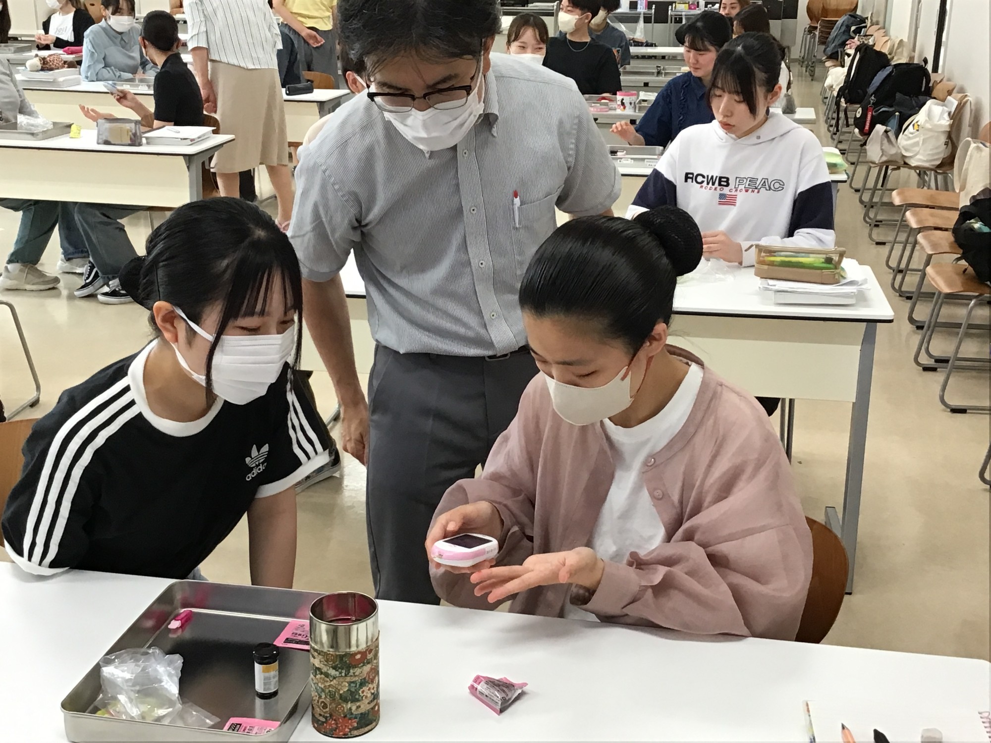 成熟期看護学演習(慢性)にて、血糖自己測定とインスリン自己注射の体験を行いました。