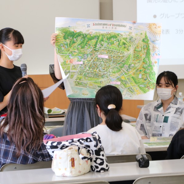 豊橋市との連携事業「豊橋の景観さがし絵ボード」を題材に園児の遊びを考えるグループワークを実施(幼児教育・保育科)