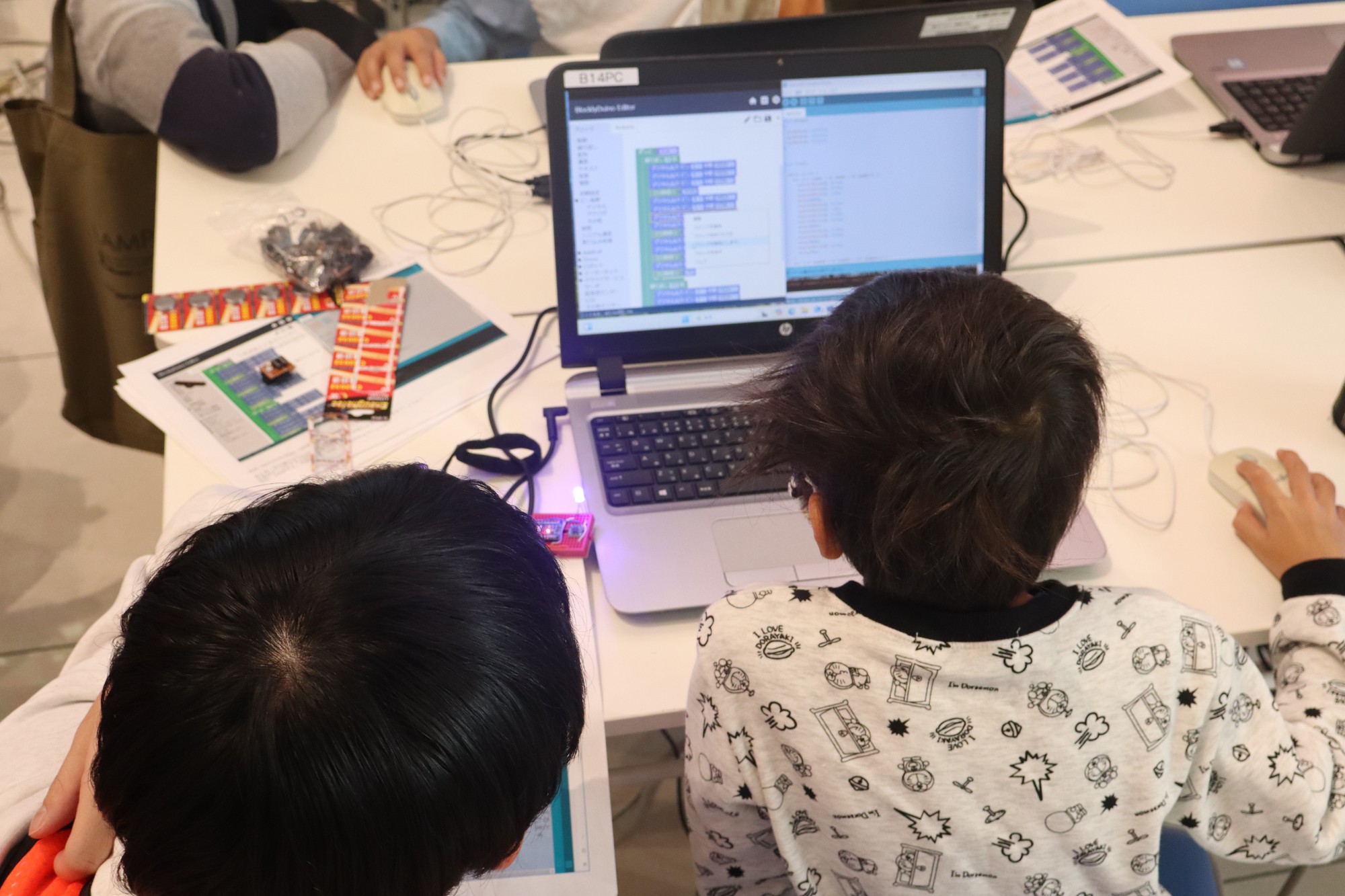 子供たちに夢を！情報社会をリードするプログラマーのお仕事体験(経営学部)