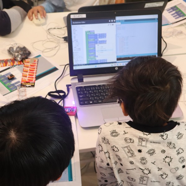 子供たちに夢を！情報社会をリードするプログラマーのお仕事体験(経営学部)