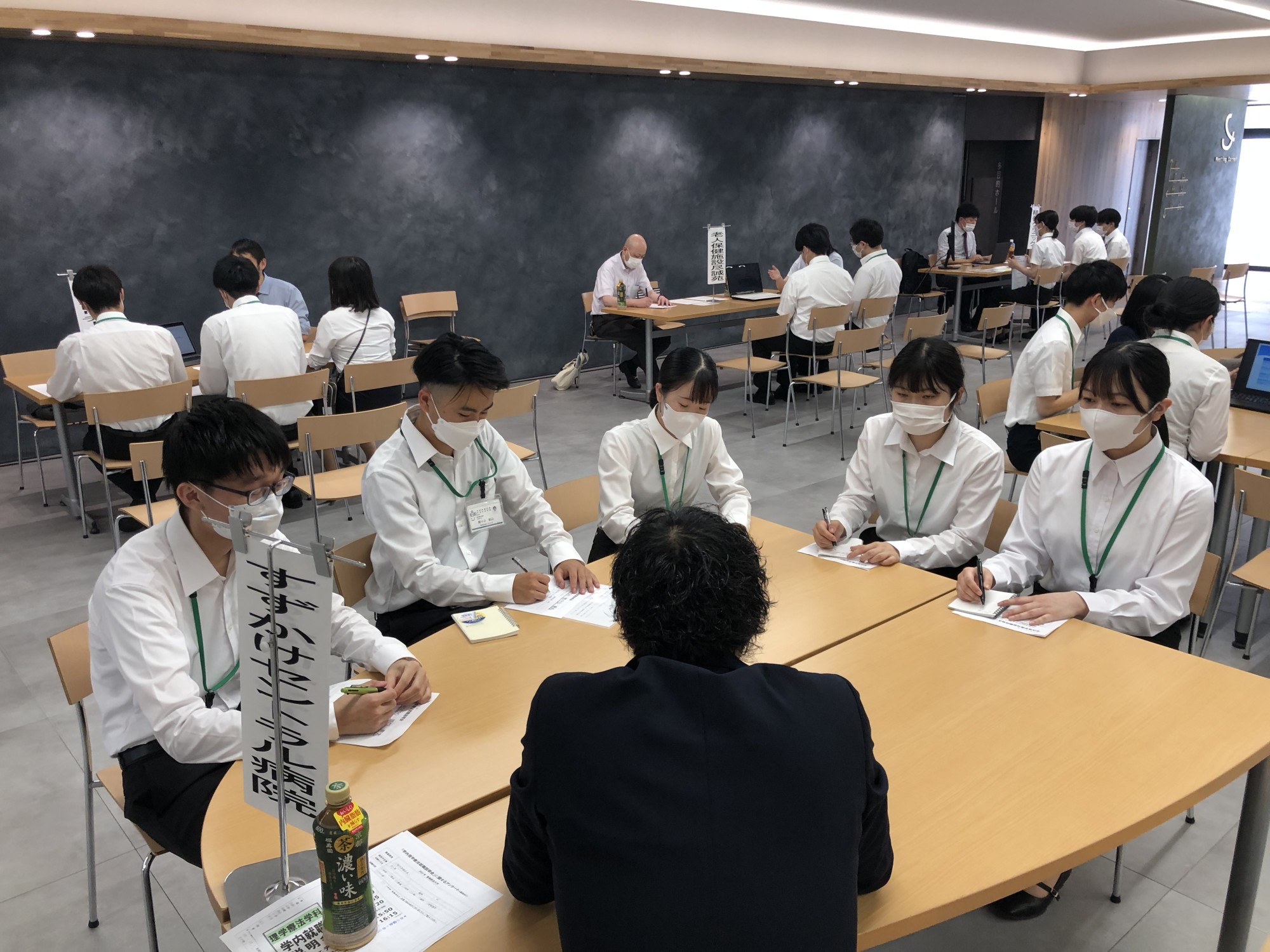 理学療法学科4年生と3年生が2023年度第1回学内就職説明会に参加しました!