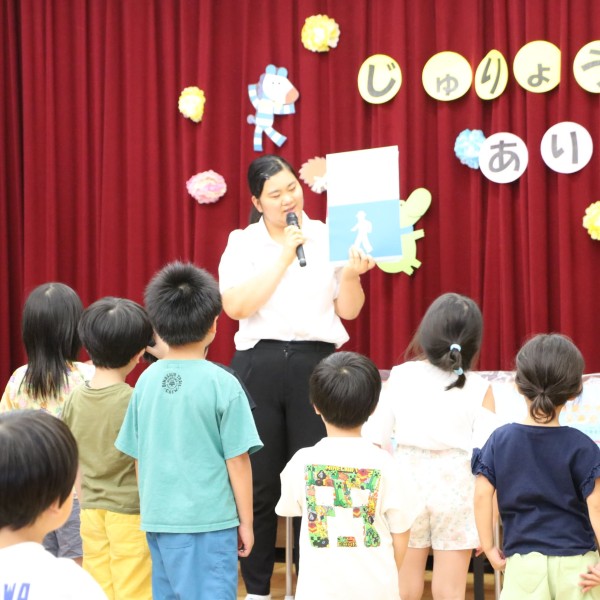幼児用教材「交通安全指差しガイドブック」を認定こども園・幼稚園等へ寄贈しました(幼児教育・保育科)