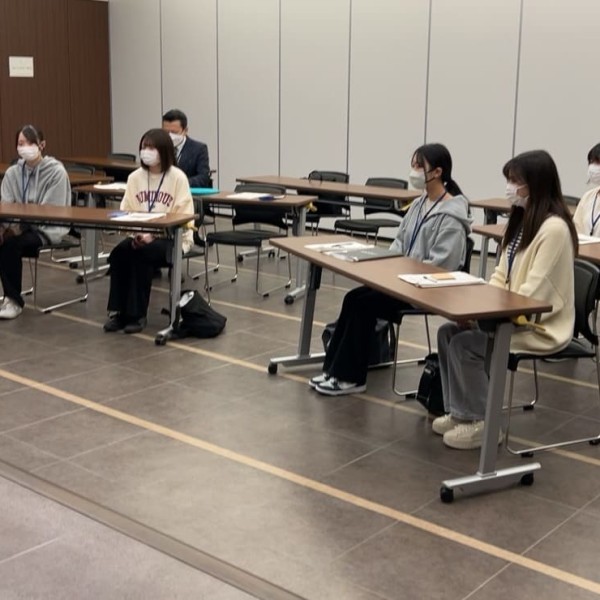 豊川市民病院との連携事業の一環として、医療事務を学ぶ学生らが病院見学。 (キャリアプランニング科)