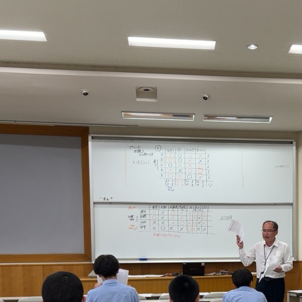 高校生対象「公務員試験対策講座」を開催しています(キャリアプランニング科公務員コース)