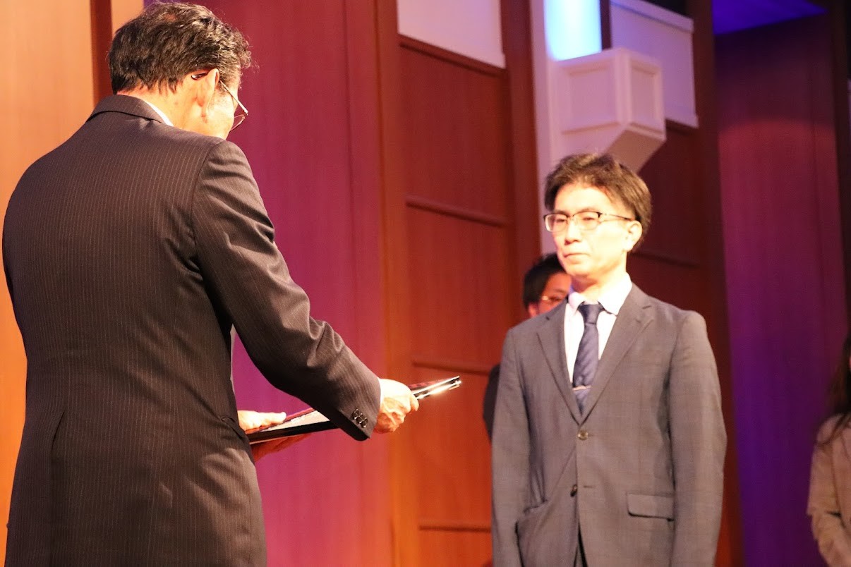 山本先生がベストティーチャー賞を受賞