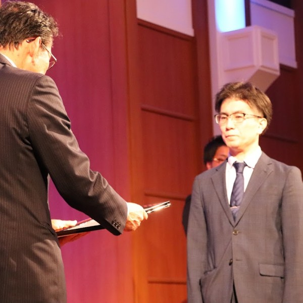 山本先生がベストティーチャー賞を受賞