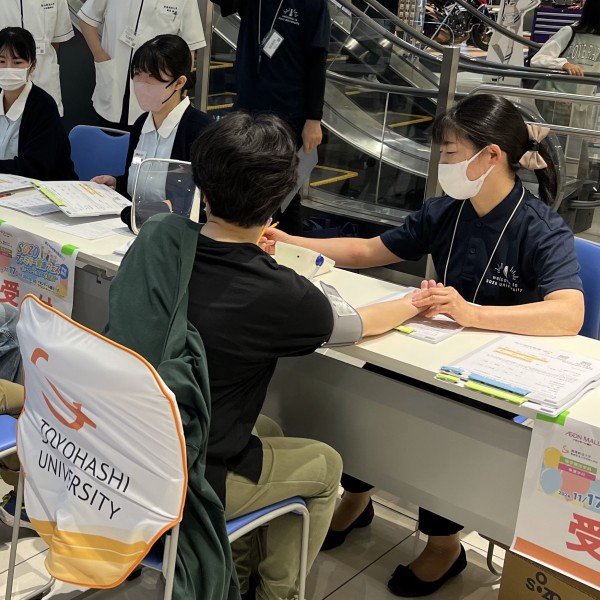 SOZOファミリー健康フェスをイオンモール豊川で開催(保健医療学部)