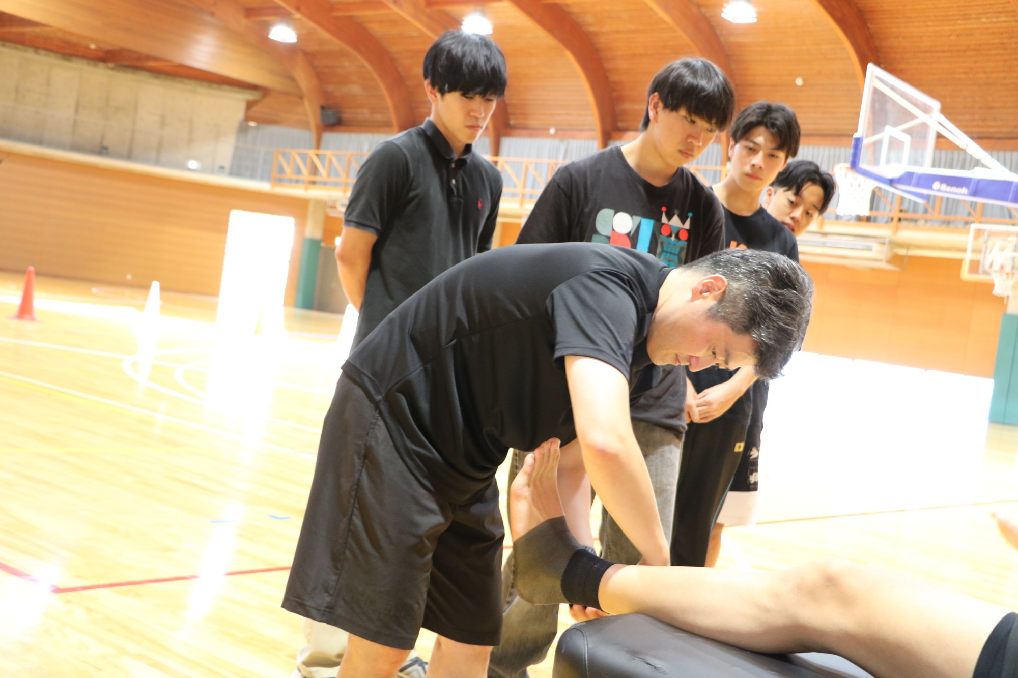 理学療法学科学生、三遠ネオフェニックスのスポーツトレーナーの仕事を見学