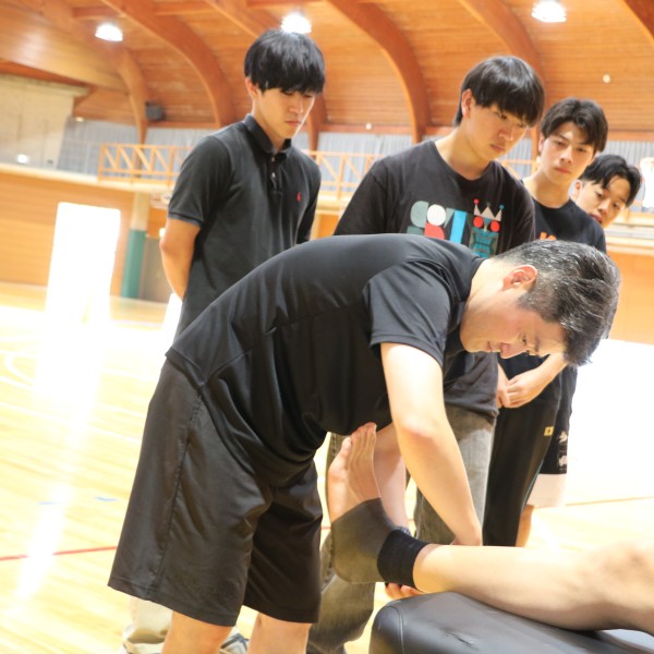 理学療法学科学生、三遠ネオフェニックスのスポーツトレーナーの仕事を見学