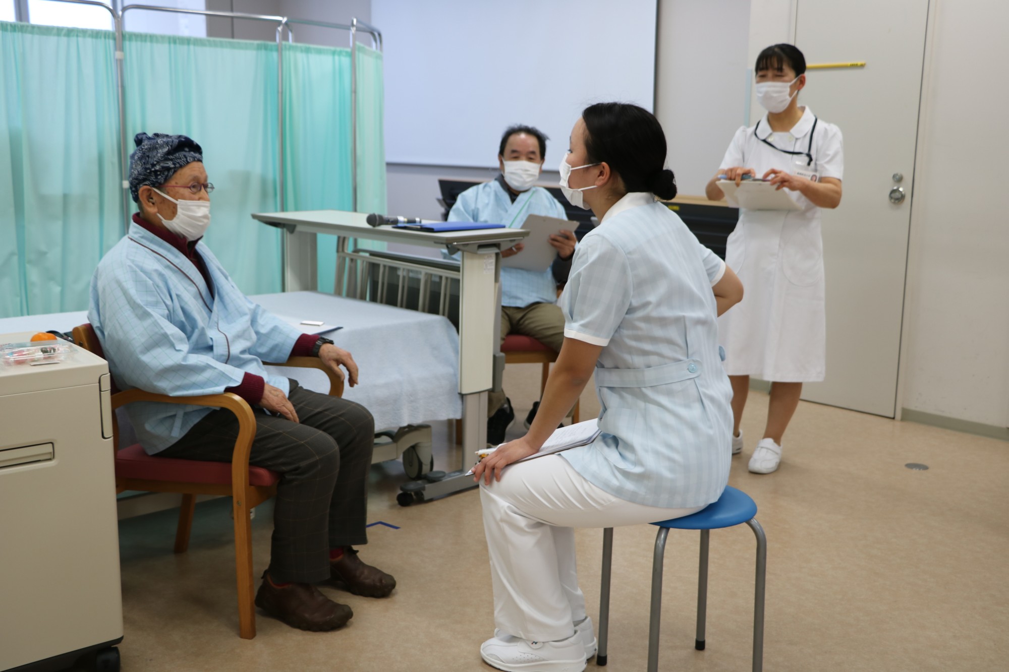 地域の若者は地域で育てる。地域の方々の協力をいただき基礎看護学実習(看護学科)